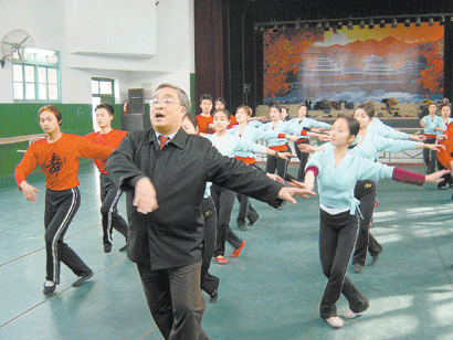 乐鱼VIP注册app下载-宁波消防闹市摆摊话防火 市民热情咨询解疑惑(图2) 乐鱼体育